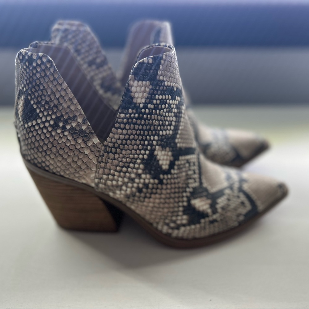 Steve Madden Women's Alyse Booties size 8